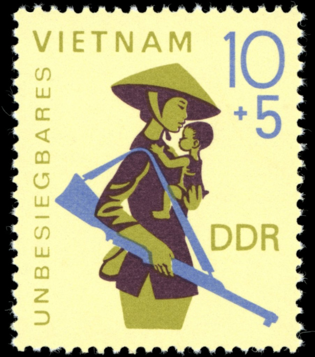 (1968-039) Марка Германия (ГДР) &quot;Женщина с ребёнком&quot;    Непобедимый Вьетнам II Θ