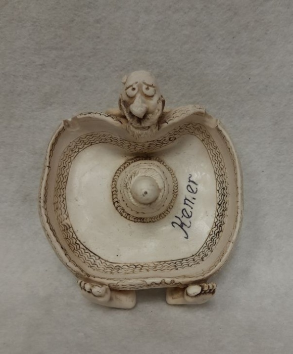 Пепельница (состояние на фото)