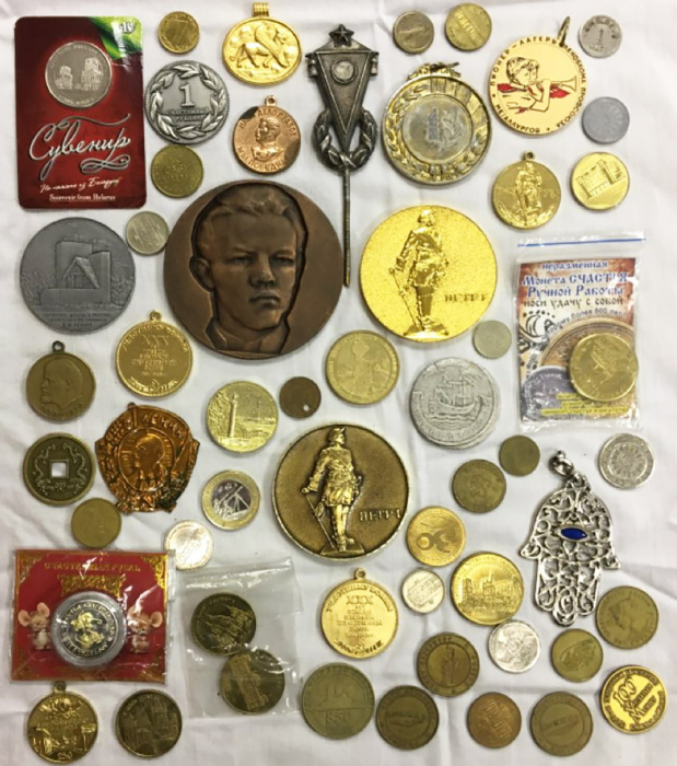 Набор сувенирных монет, подвесок, жетонов, 54 шт. (сост. на фото)