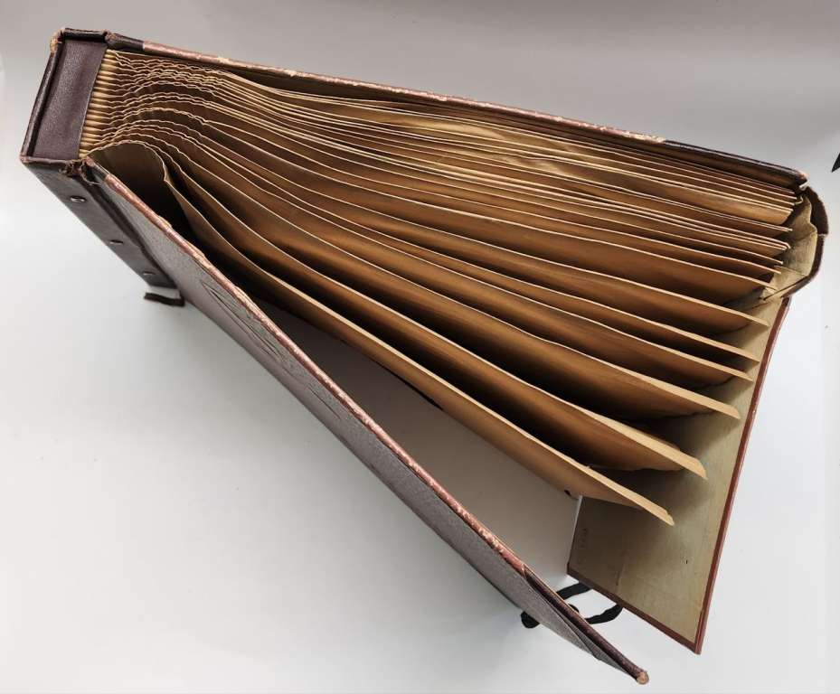 Альбом с патефонными пластинками (20 штук)