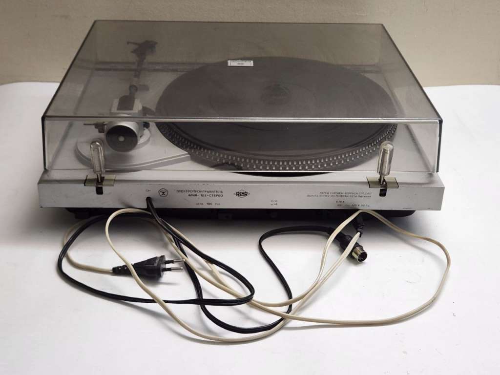 Проигрыватель винила Радиотехника Ария 102 (включается, не крутит)