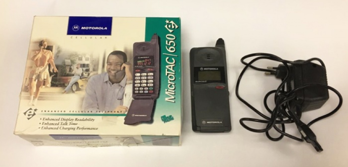 Телефон мобильный Motorola Micro Tac 650 E с адаптером и коробкой, серый (сост. на фото)