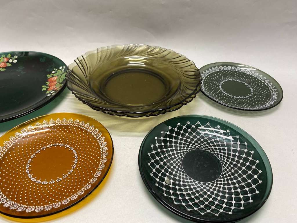 Тарелки, блюдца, темное стекло 15 шт