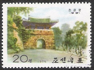 (1975-102) Марка Северная Корея &quot;Ворота Чунгума&quot;   Архитектура Пхеньяна III Θ