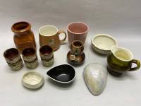 Набор керамческой посуды, чашки, молочник, вазочки, соусник и 6 рюмок