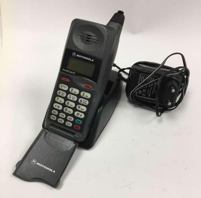 Телефон мобильный Motorola Micro Tac 650 E MCIWorldCom с базой и адаптером (сост. на фото)