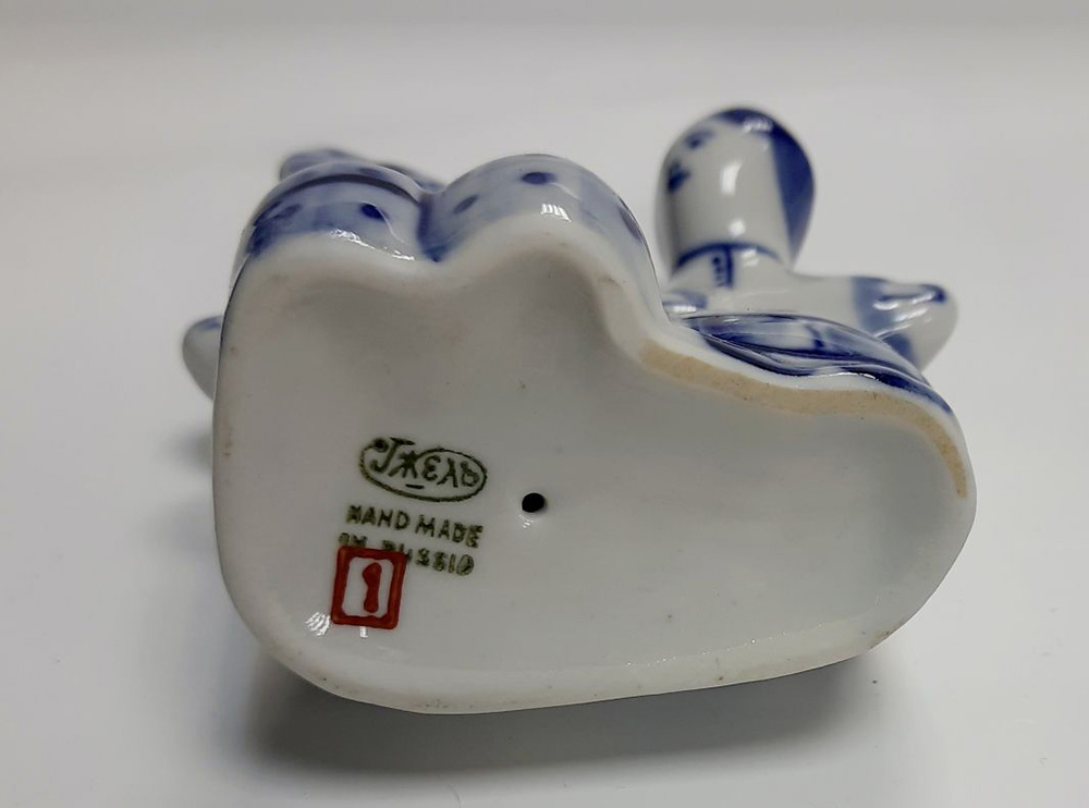 Фарфоровый сувенир "Жених и невеста", гжель.