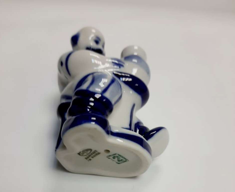 Фарфоровый сувенир "Гончар", гжель