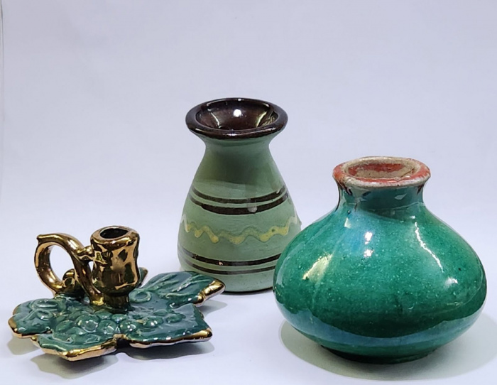 Миниатюрные вазочки 2 шт и подсвечник керамика (сост. на фото)