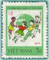 (1980-033) Марка Вьетнам "Танцующие дети"    Международный день детей III Θ