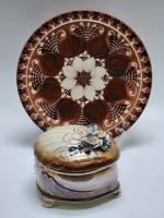 Шкатулка на ножках фарфор лепнина крышка в форме ракушки и Блюдо керамика