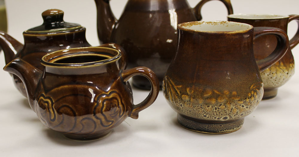 Чайный набор: чайники и кружки, майолика, 5 предметов (состояние на фото)