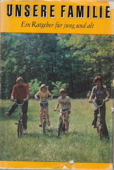 Книга &quot;Unsere familie&quot; , Лейпциг 1973 Твёрдая обл. + суперобл 350 с. С чёрно-белыми иллюстрациями