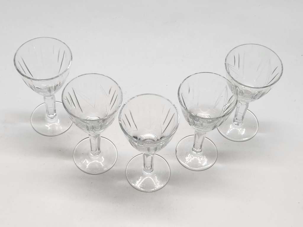 Рюмки хрустальные на ножках 5 штук СССР