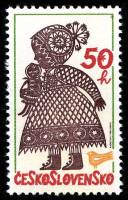 (1980-038) Марка Чехословакия "Девочка с куклой"    Силуэты III Θ
