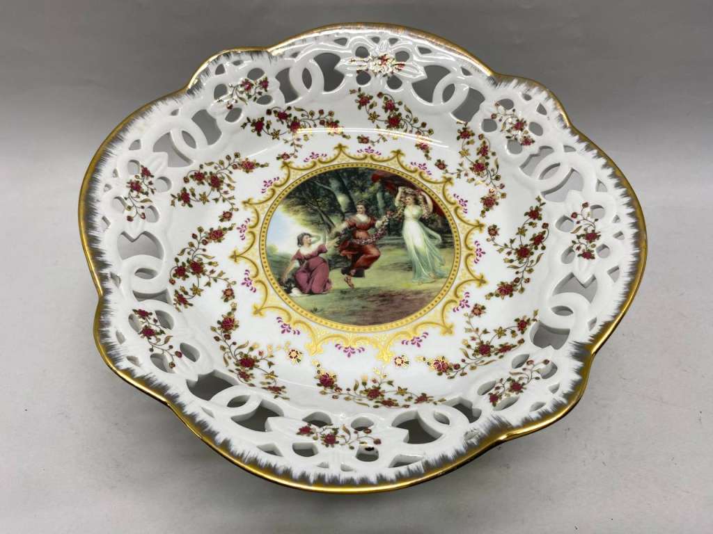 Фруктовница фарфор прорезной на ножке