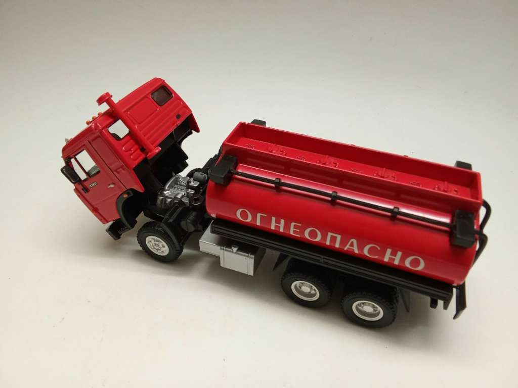 Модель авто 1:43 Камаз 54115 бензовоз 