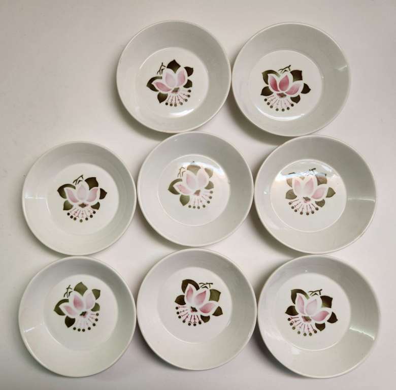 Блюдца 33 штуки чайные кофейные разные