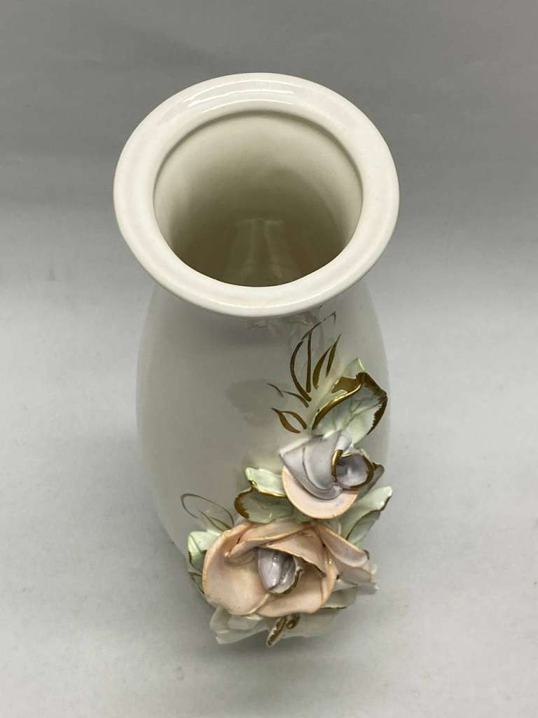 Ваза керамическая с объемными цветами