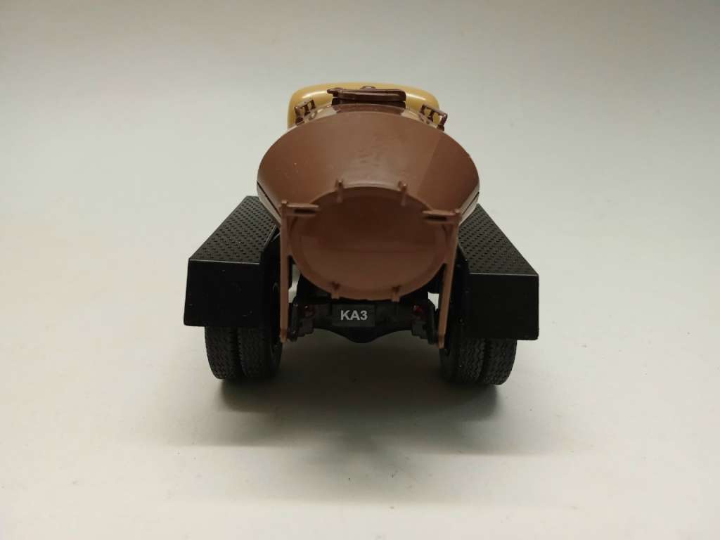 Модель авто 1:43 КАЗ 601 Цемент без коробки