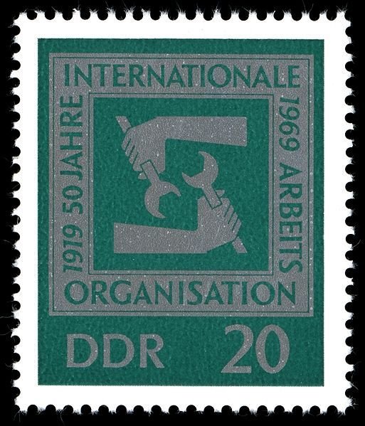 (1969-089) Марка Германия (ГДР) "Эмблема"  зеленая  МОТ 50 лет II &Theta;