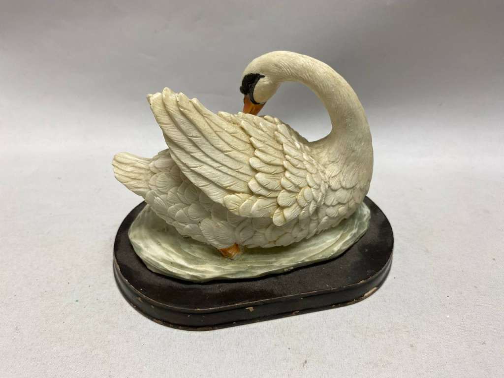 Сувенир статуэтка лебедь керамическая крошка Китай