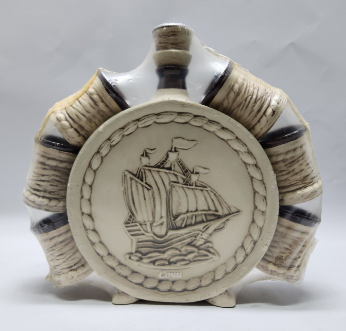 Штоф и 6 рюмок керамика с надписью Сочи и изображением корабля (сост. на фото)