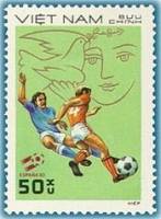(1982-054a) Марка Вьетнам "Футболисты (3)"  Без перфорации  ЧМ по футболу 1982, Испания III Θ
