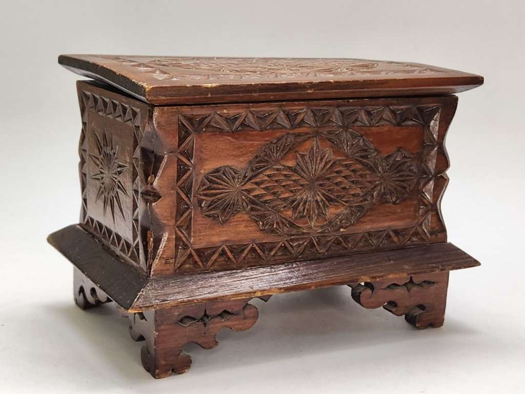 Шкатулка на ножках дерево резьба 19 век