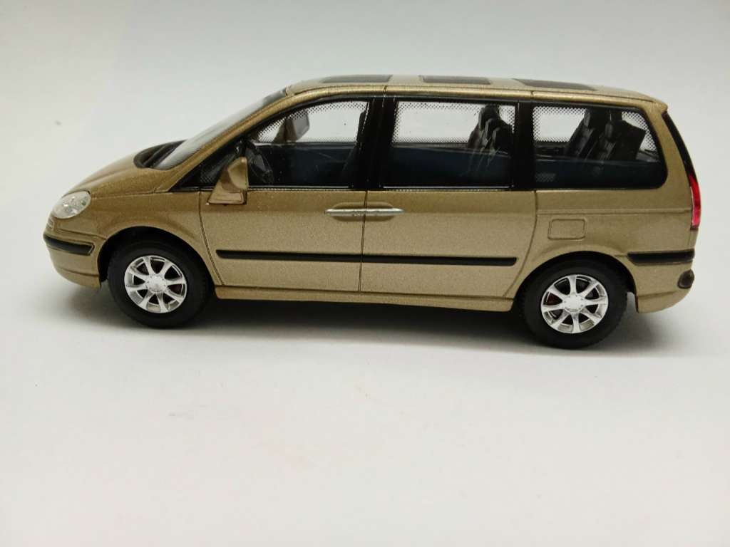 Модель авто 1:43 Peugeot 806 hongwell