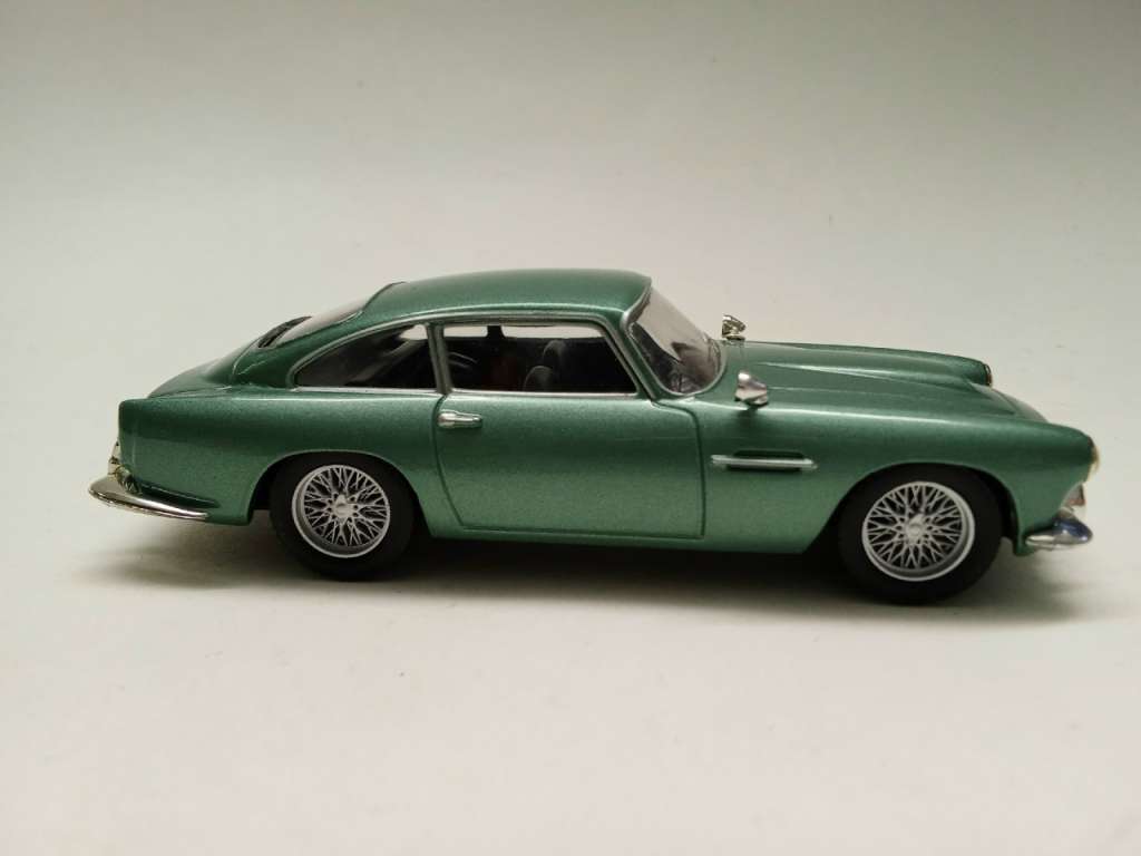 Суперкары модель Aston Martin DB4 Астон Мартин без коробки