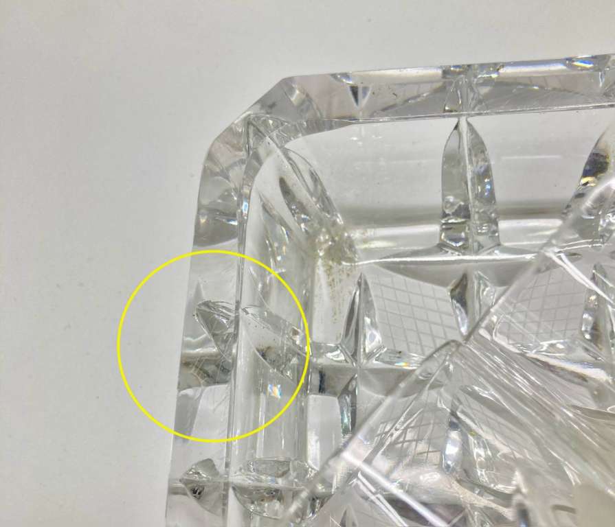 Конфетница (есть скол) + 2 стопки, хрусталь