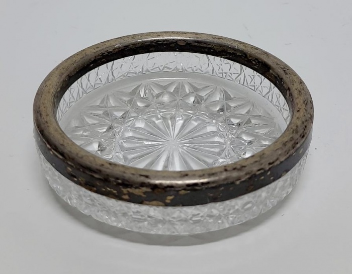 Пепельница, хрусталь, отделка серебром 875 пр., высота 2 см, д-9 см., СССР (сост. на фото)