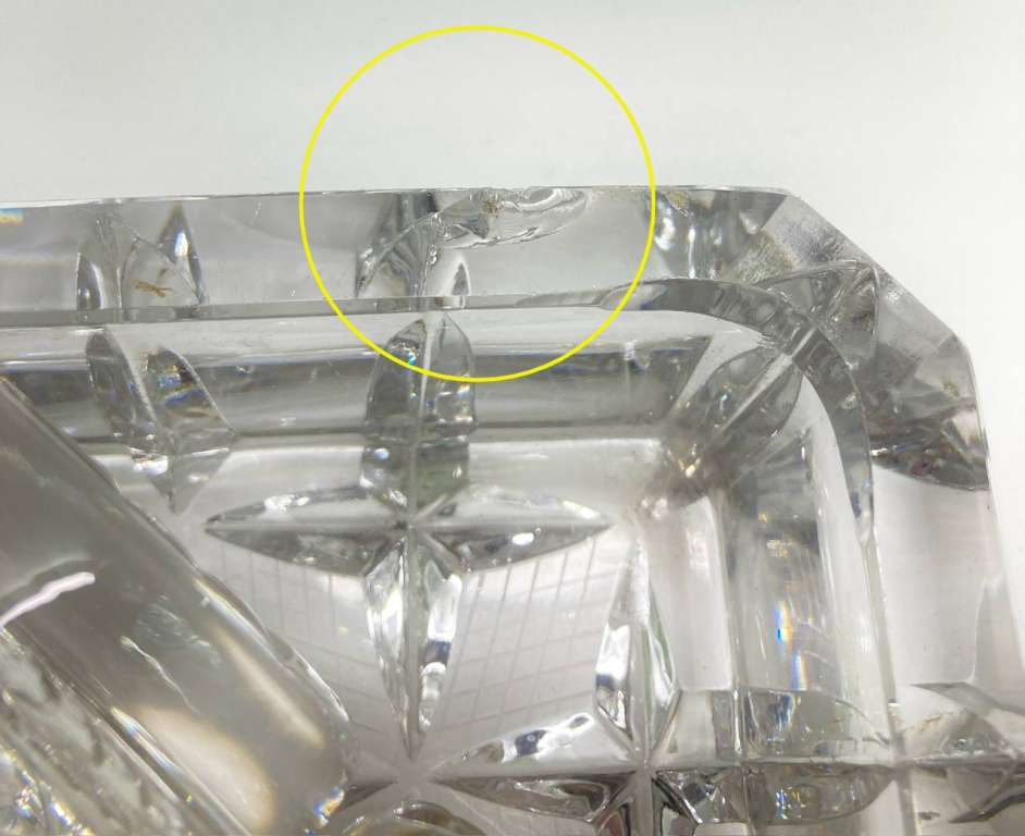 Конфетница (есть скол) + 2 стопки, хрусталь