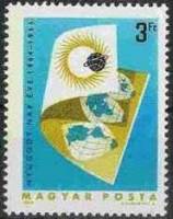 (1965-022) Марка Венгрия "Эмблема IQSY"    Международный год спокойного Солнца III Θ