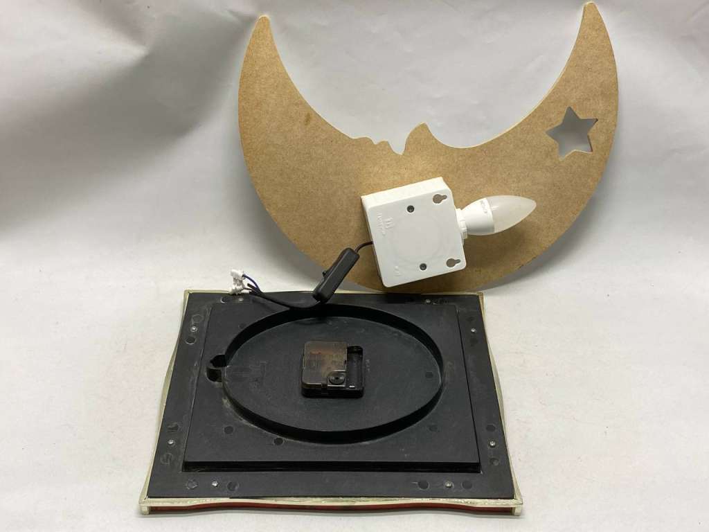 Часы настенные кварцевые и бра светильник