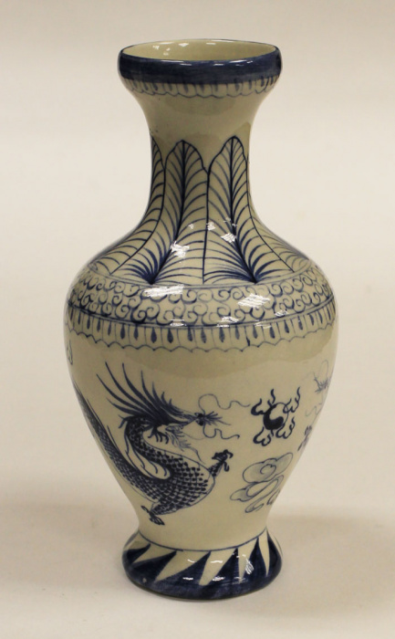 Вазочка китайская &quot;Драконы&quot;, керамика, расписана вручную (состояние на фото)