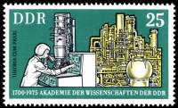 (1975-056) Марка Германия (ГДР) "Электронный микроскоп"    Академия наук 275 лет III O