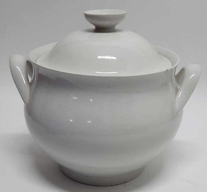 Супница фарфоровая, СССР, есть скол (см. фото)