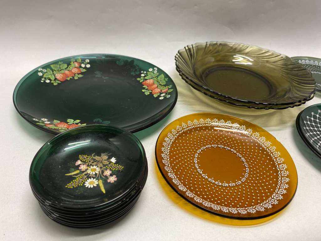 Тарелки, блюдца, темное стекло 15 шт