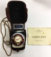 Фотоэлектрический экспонометр "Ленинград-2" в футляре (сост. на фото)