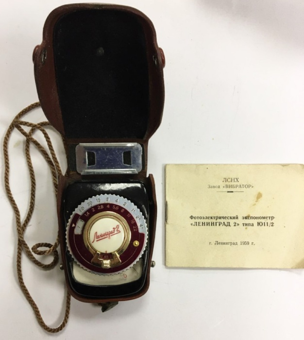 Фотоэлектрический экспонометр "Ленинград-2" в футляре (сост. на фото)