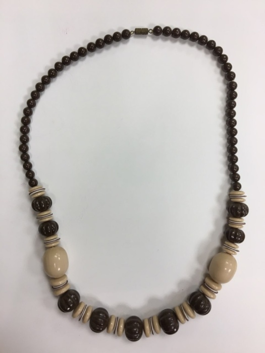 Бусы, бижутерия (сост. на фото)