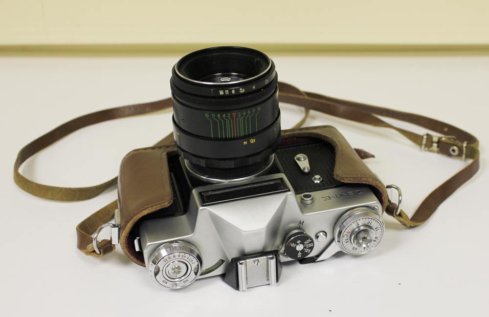 Фотоаппарат ZENIT-E с объективом ГЕЛИОС-44-2, в футляре (состояние на фото)