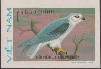 (1982-042a) Марка Вьетнам "Чернокрылый дымчатый коршун"  Без перфорации  Хищные птицы III Θ