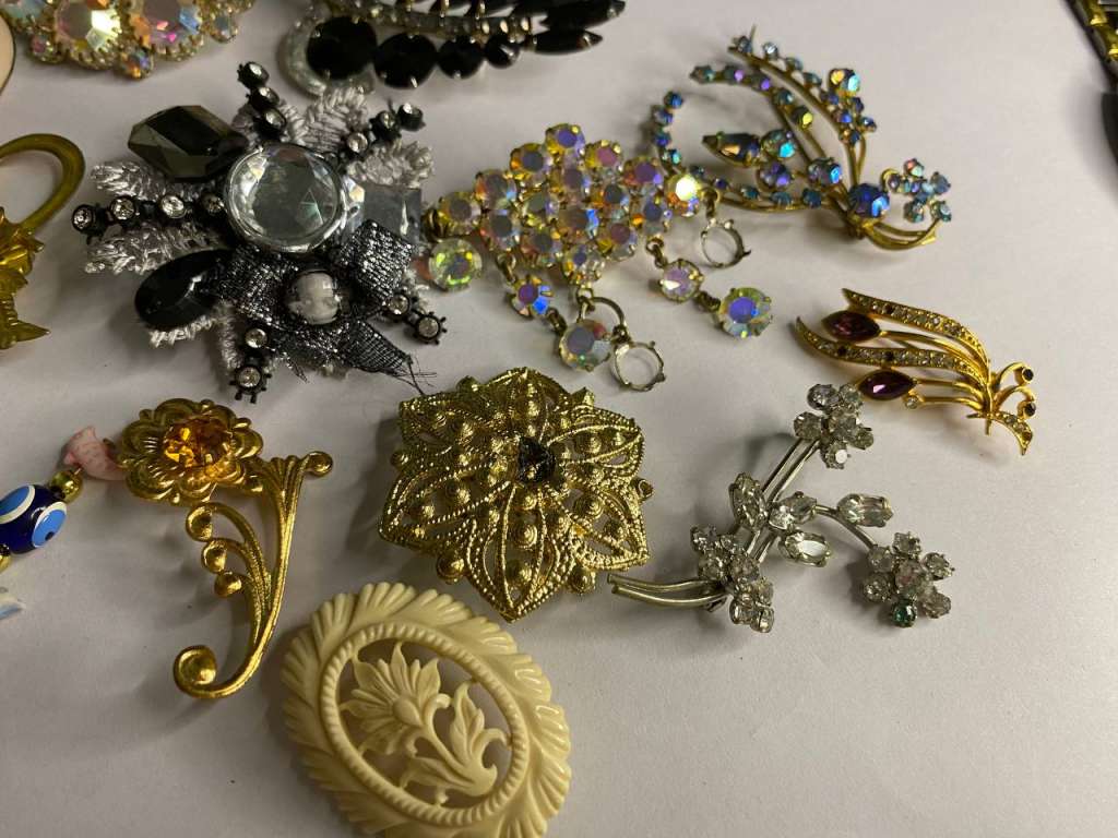 Брошь набор 16 шт из разных матералов