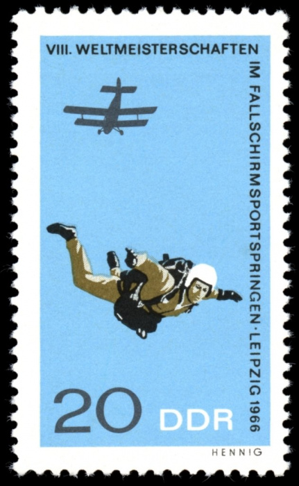 (1966-043) Марка Германия (ГДР) &quot;Затяжной прыжок&quot;    Прыжки с парашютом III Θ