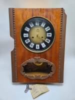 Часы настенные Янтарь с боем, на ходу, ключ есть (скол на пластиковой части фасада)