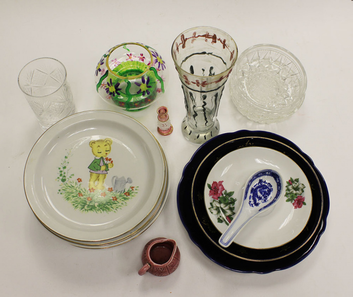 Набор детской посуды б/у, тарелки, стаканы, 16 предметов (состояние на фото)