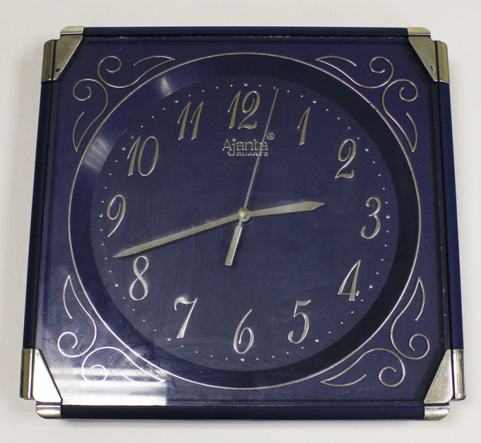 Часы настенные Ajanta, кварц, пластик, рабочие (состояние на фото)